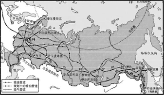 读"俄罗斯铁路,管道和城市的分布"图,以下说法正确的是 ( )