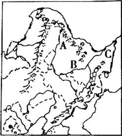 读东北地区地形图回答